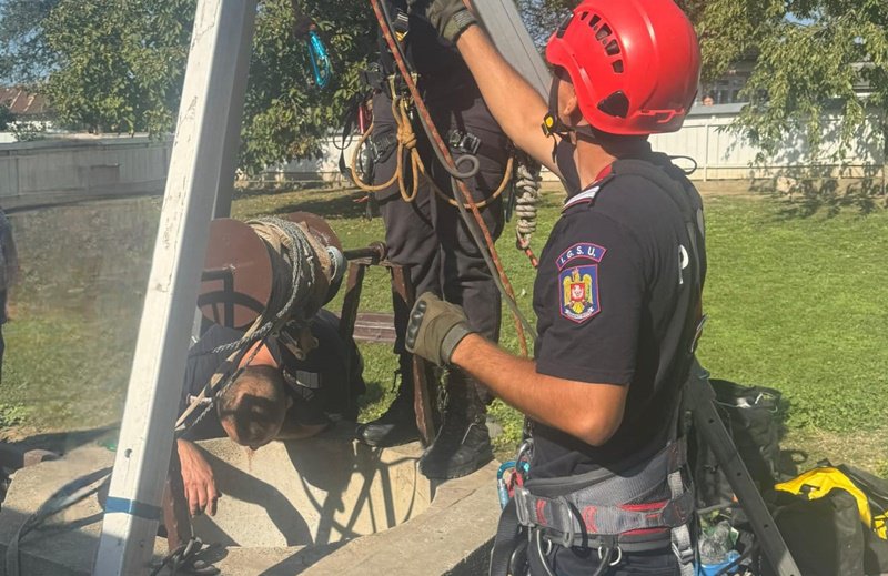 Femeie salvată de pompieri dintr-o fântână adâncă de peste zece metri - FOTO