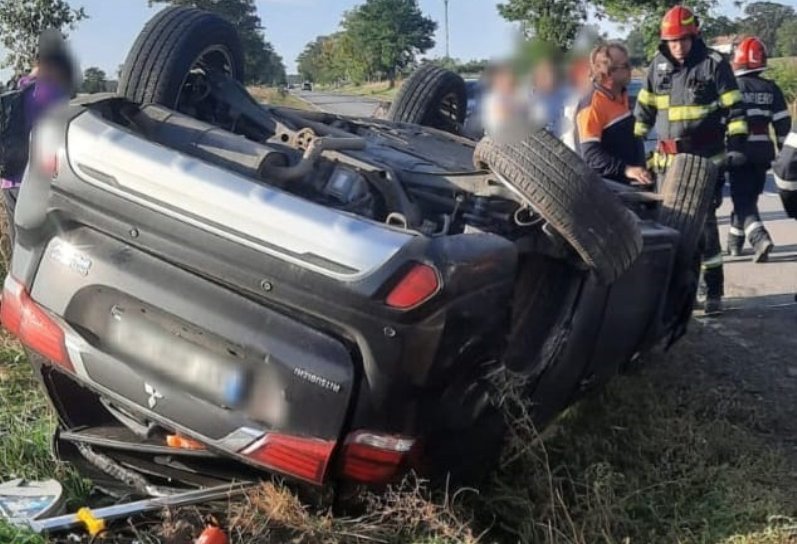 ACCIDENT! O femeie și fiul ei minor au ajuns la spital după ce s-au răsturnat cu mașina