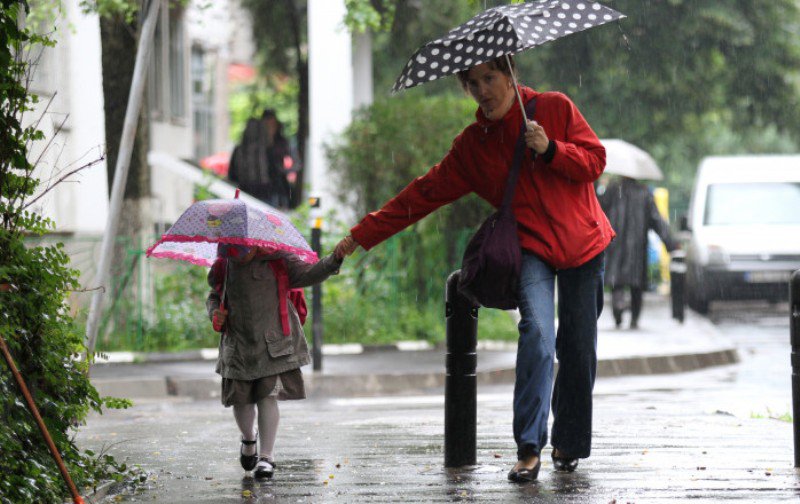 Codul Galben de ploi, prelungit de meteorologi până marți