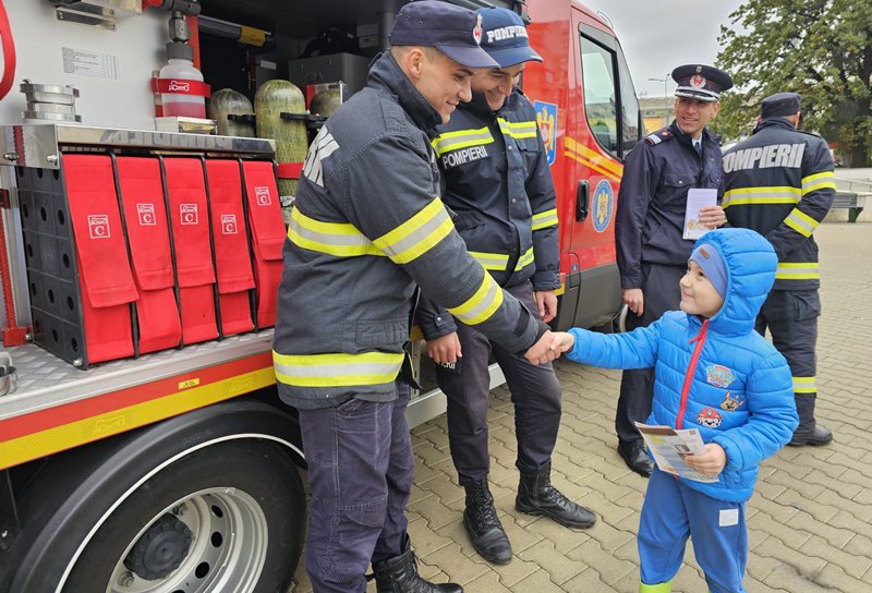 Ziua Internațională pentru Reducerea Riscului Dezastrelor: Acțiuni organizate în Piețele Centrale din Botoșani și Dorohoi - FOTO