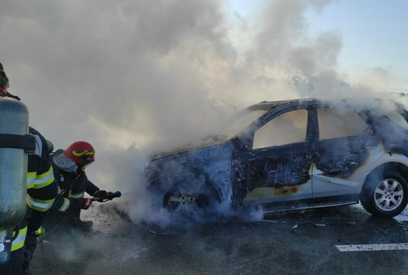 Mașină cuprinsă de flăcări în timp ce se deplasa pe un drum din comuna Roma - FOTO