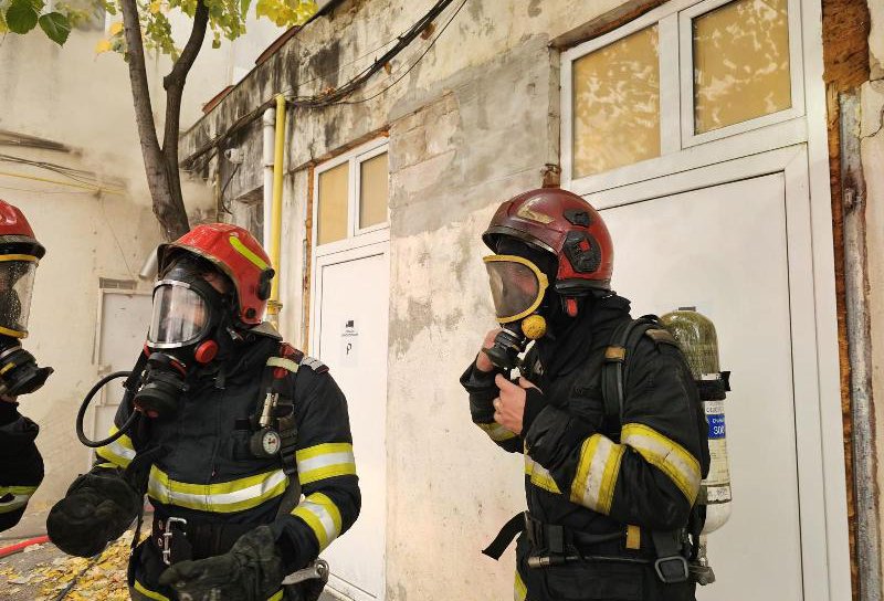 Arhiva unei societăți împreună cu mai multe bunuri au luat foc în subsolul unui bloc din Botoșani - FOTO