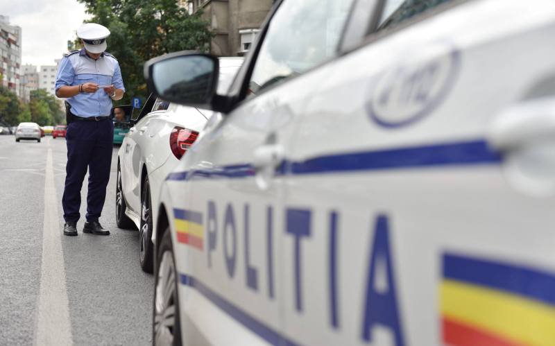 Tânăr de 19 ani cercetat pentru conducere fără permis