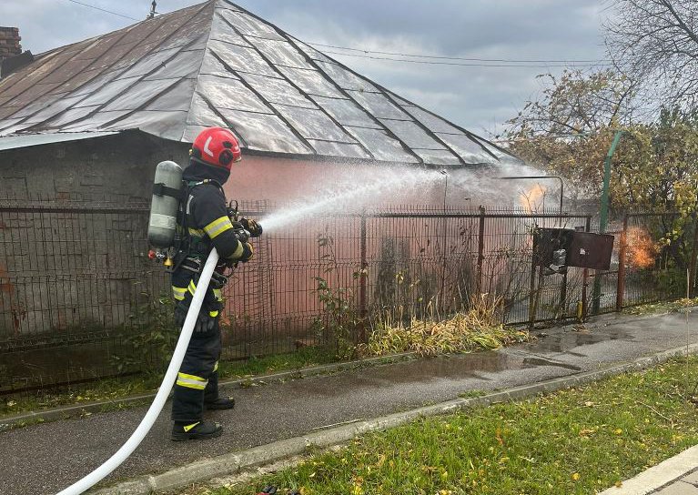 Casă pusă în pericol după ce un panou de distrubuție a gazelor naturale a luat foc - FOTO