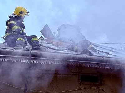 Casă din Botoșani aprinsă de …