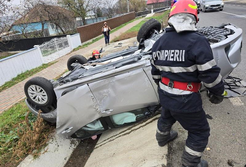 O tânără a avut nevoie de îngrijiri medicale după ce autoturismul pe care îl conducea a fost implicat într-un accident