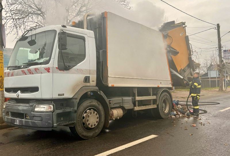 Incendiu izbucnit la o autospecială de gunoi care se afla în trafic. Pompierii au intervenit de urgență - FOTO