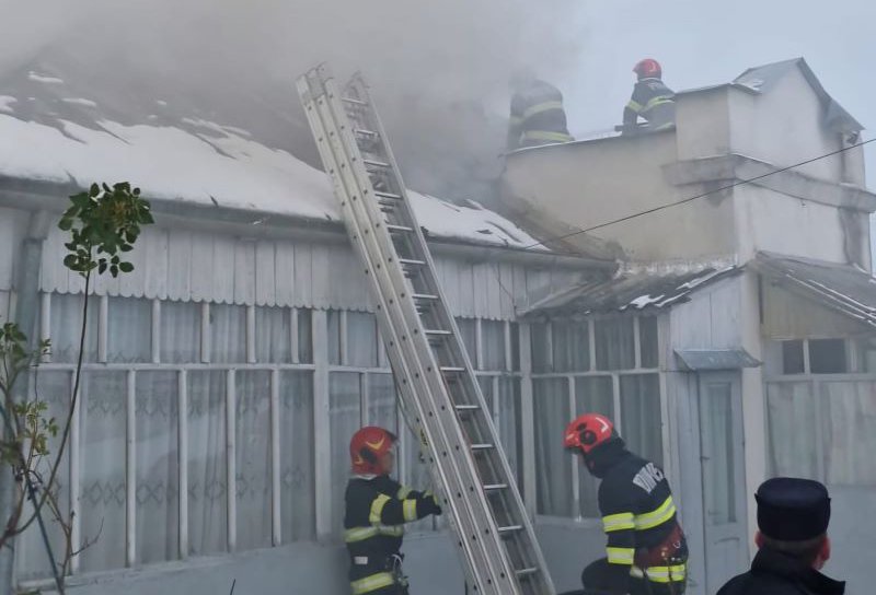 Două femei din Dorohoi au rămas fără acoperiș deasupra capului în urma unui incendiu