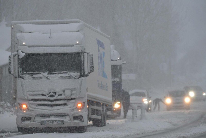 Europa, sub zăpadă. Ninsorile abundente provoacă perturbări ale traficului în Germania şi Franţa. Turnul Eiffel, închis