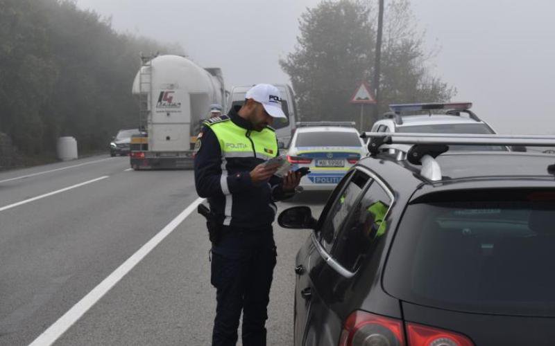 Zece permise de conducere și trei certificate de înmatriculare reținute duminică în județul Botoșani