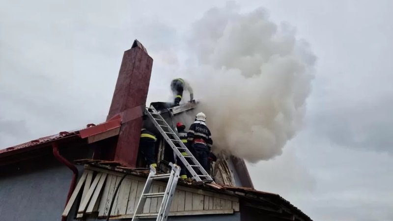 O casă din Podriga a fost în pericol după ce funinginea din coșul de fum s-a aprins