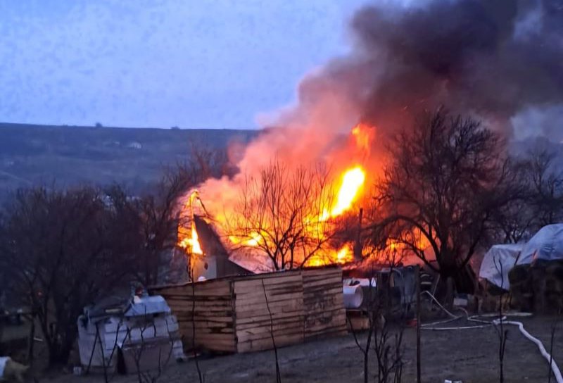 Familie cu patru copii din Pomârla rămasă fără acoperiș deasupra capului în urma unui incendiu