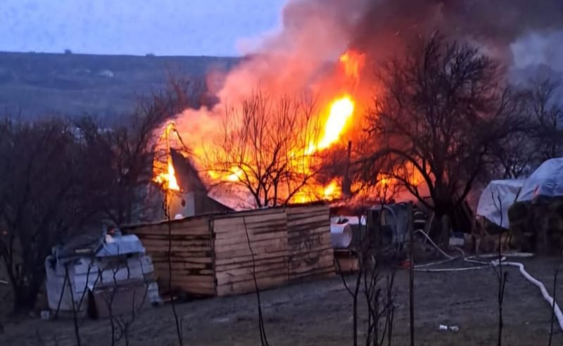 O familie cu patru copii a rămas fără locuință în prag de iarnă