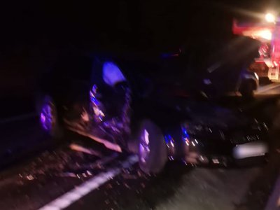 Accident! Două mașini s-au ciocnit …