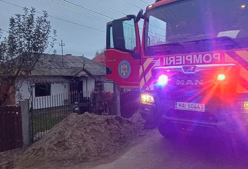 Bătrână ajunsă la spital intoxicată cu fum în urma unui incendiu izbucnit în locuința ei