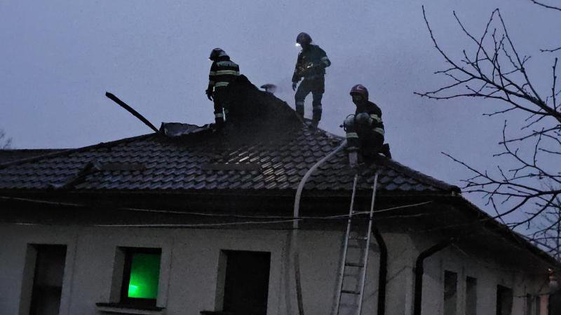 Acoperișul școlii din Cristești cuprins de flăcări - FOTO