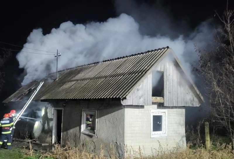 Incendiu într-o gospodărie din județ după ce o lumânare aprinsă a fost lăsată nesupravegheată - FOTO