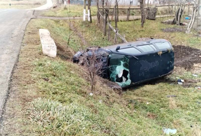 Accident la Cordăreni! Un tânăr cu permisul suspendat s-a răsturnat cu mașina și apoi a plecat