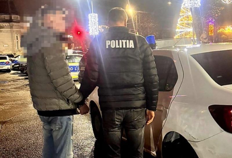 Patru tineri reținuți de polițiști pentru loviri sau alte violențe