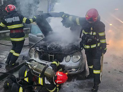 O mașină a luat foc …