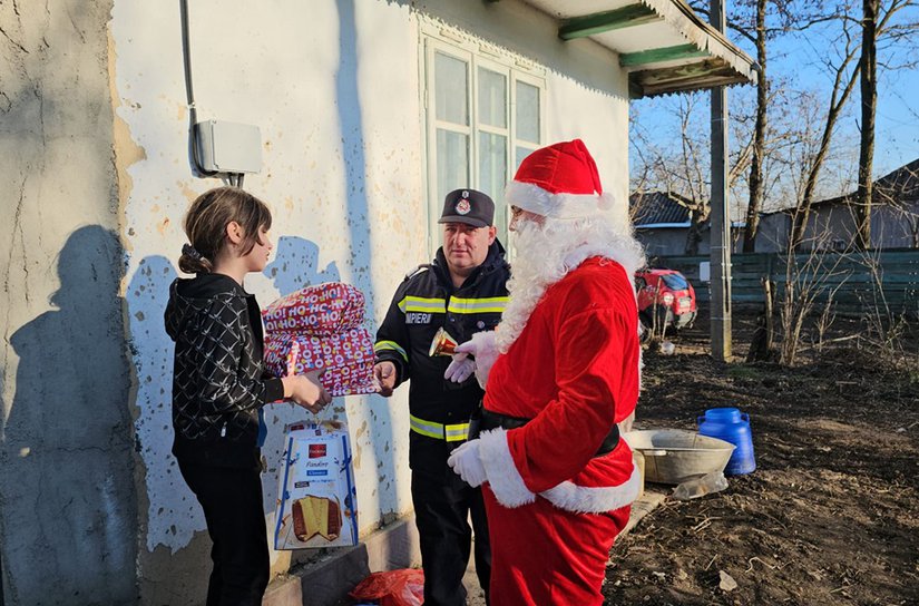 Pompierii din Săveni – Moș Crăciun pentru trei familii cu mai mulți copii din Crasnaleuca, Coțușca și Săveni - FOTO