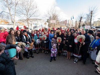 Cetele de colindători au adus …