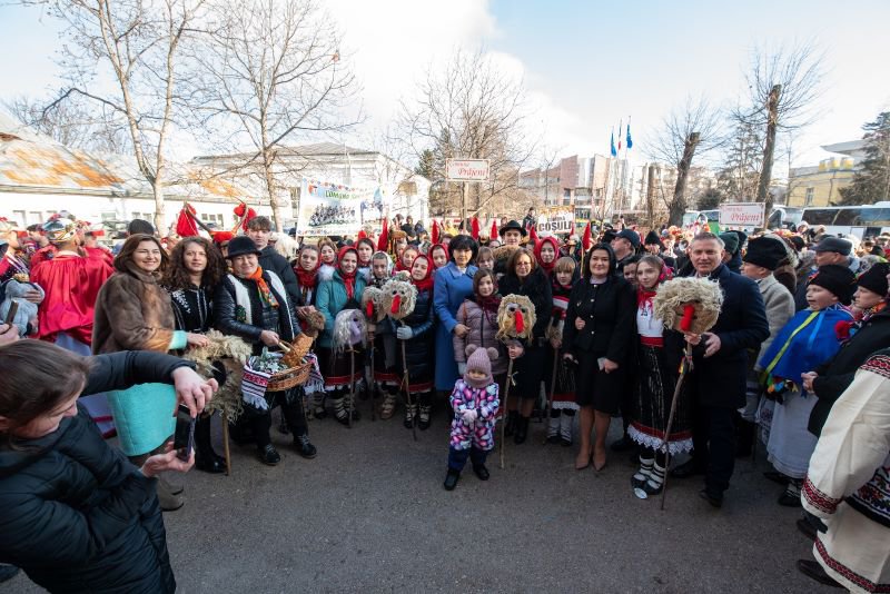 Cetele de colindători au adus la sediul PSD magia datinilor și obiceiurilor de iarnă - FOTO