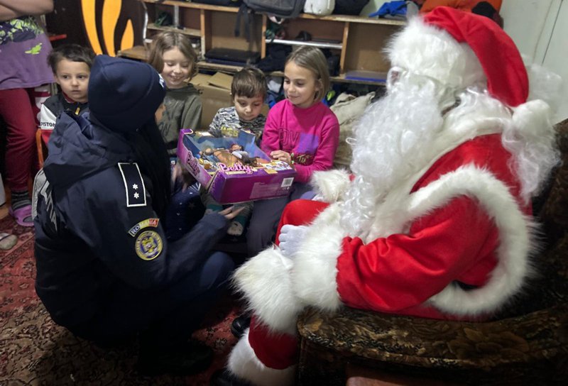 Polițiștii din Botoșani au adus bucurie în sufletele copiilor de Crăciun - FOTO