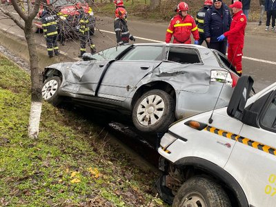 Două mașini, implicate într-un accident …