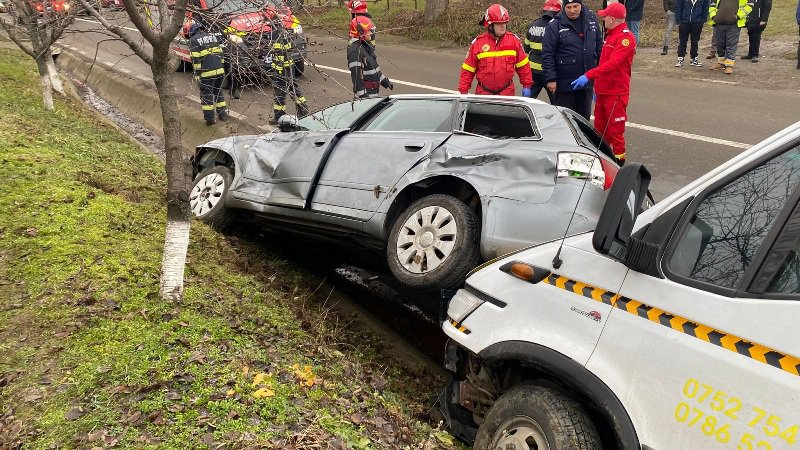 Două mașini, implicate într-un accident rutier violent. Au fost rănite patru persoane - FOTO