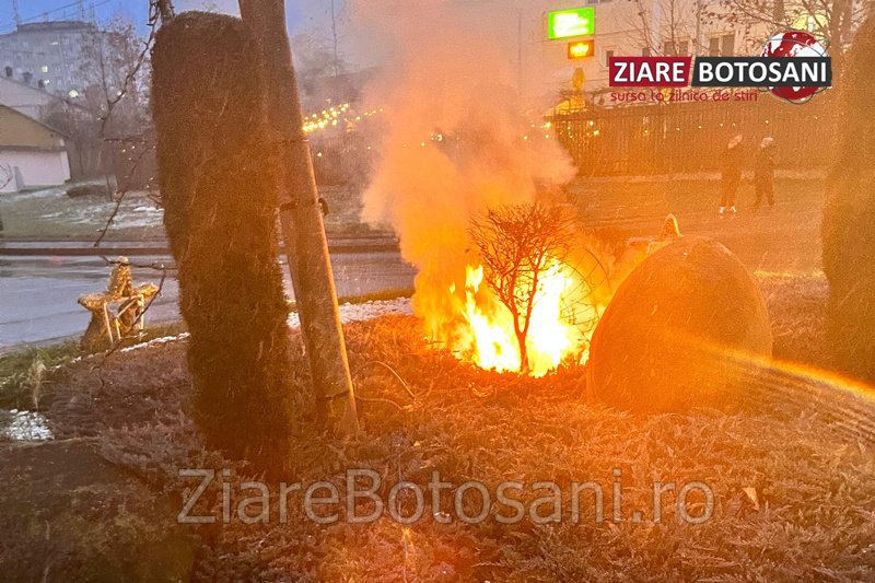 Un ornament stradal cu specific de iarnă a luat foc într-o intersecție din Dorohoi - FOTO