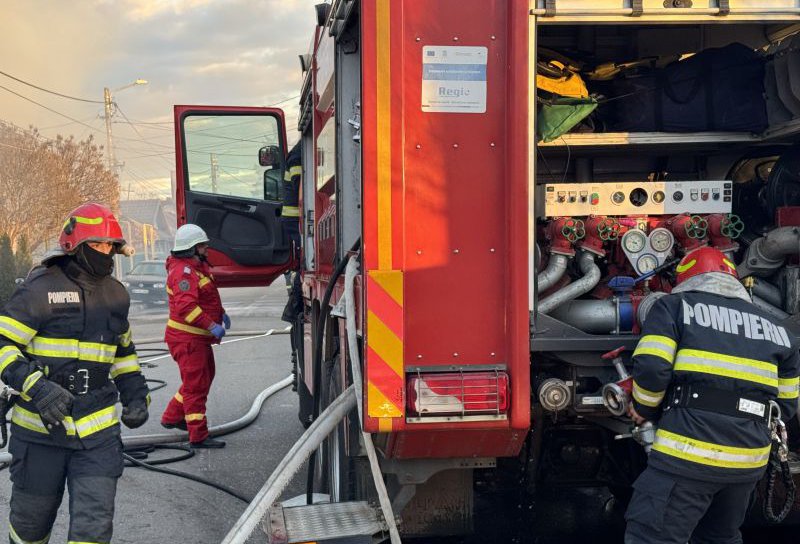 Femeie salvată de pompieri dintr-un apartament în care s-a produs un incendiu. Alte nouă persoane au fost evacuate