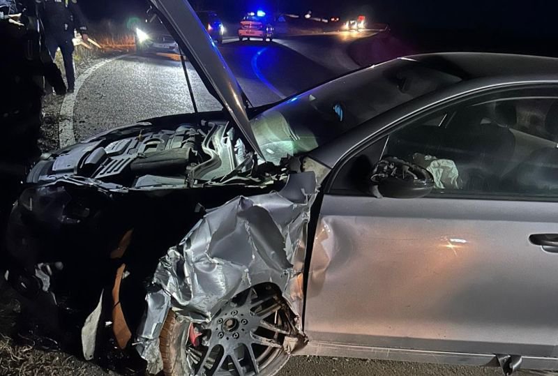 Accident! Doi tineri au ajuns la spital după impactul dintre două mașini - FOTO