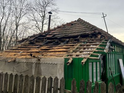 Anexă cuprinsă de flăcări într-o …