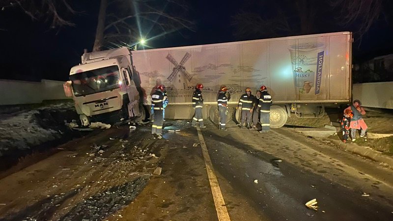 Accident cu trei victime după impactul dintre o autospecială de poliție și un tir