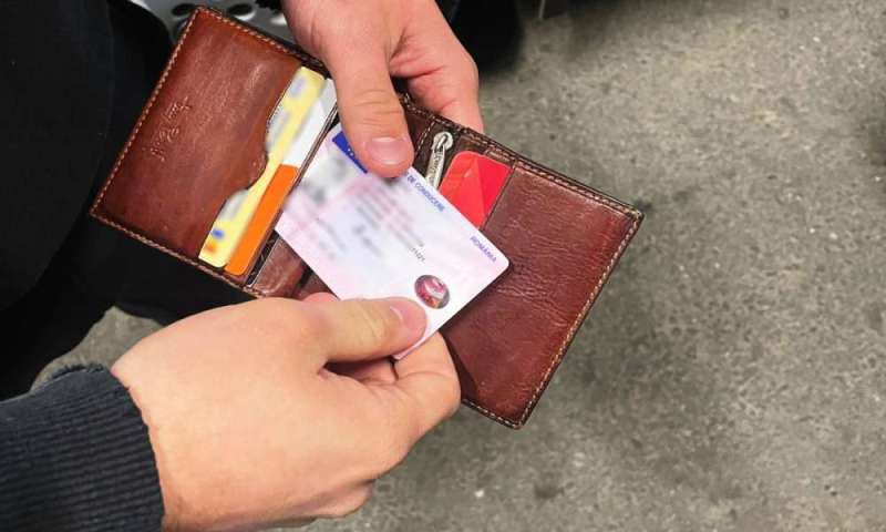 Botoșănean cercetat după ce a fost depistat cu țigări de contrabandă și fără permis