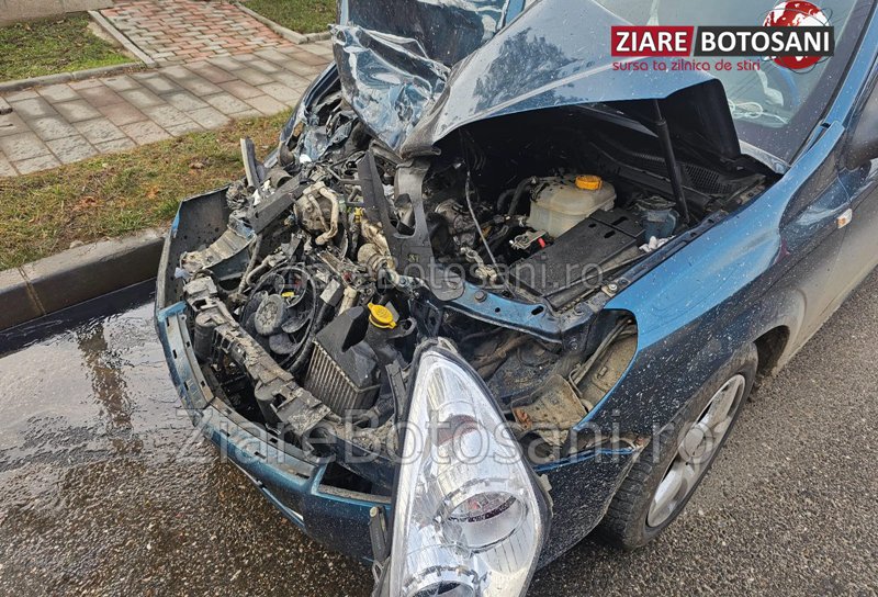 Accident la Dorohoi! Femeie rănită în urma impactului dintre o mașină și un microbuz de transport persoane - FOTO