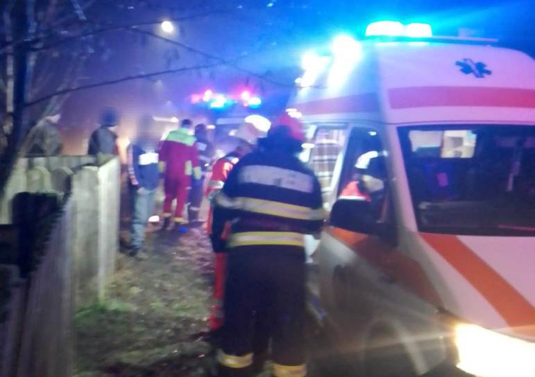 Explozie într-o locuință din județul Botoșani. Un bărbat de 72 ani a ajuns la spital