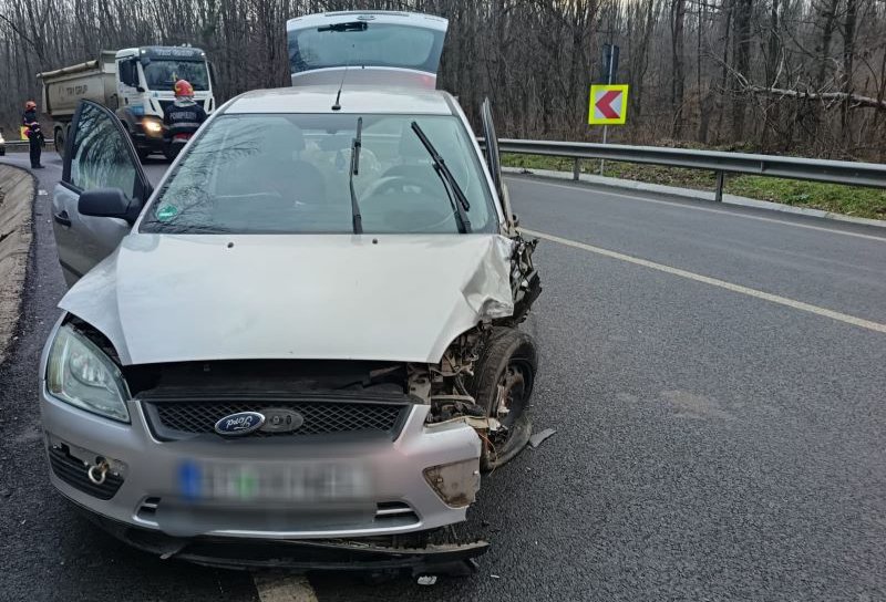 Accident la Flămânzi! Au fost implicate un autoturism și un camion, în care se aflau trei persoane