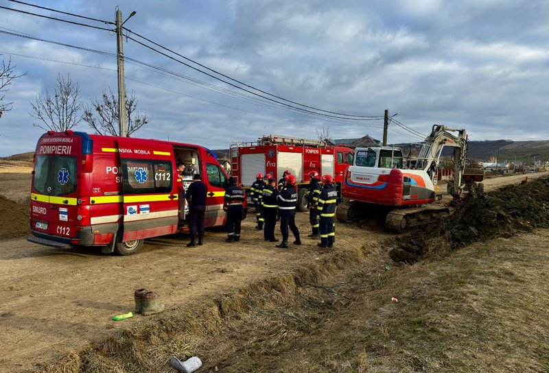 Bărbat prins sub un mal de pământ, salvat de pompierii botoșăneni