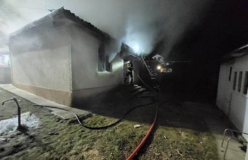 Un bărbat de 60 de ani are nevoie de ajutor după ce casa i-a fost afectată de un incendiu