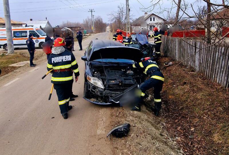 Bărbat rănit într-un accident rutier, la Dumbrăvița, după ce o mașină s-a răsturnat într-un șanț