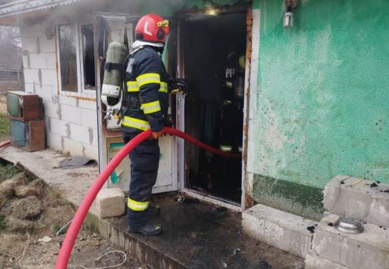 Bărbat găsit decedat în propria casă afectată de incendiu