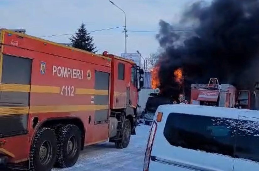 Atelier de reparaţii auto din Botoșani cuprins de flăcări