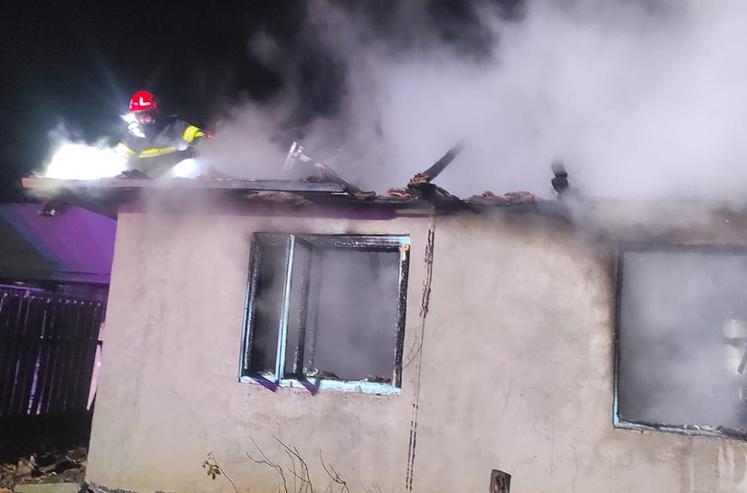 O familie din localitatea Cristești a rămas fără casă în urma unui incendiu