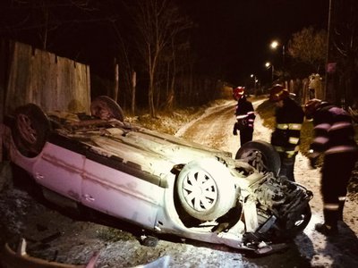 Accident! O mașină s-a răsturnat …