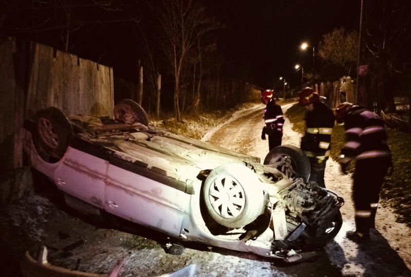 Accident! O mașină s-a răsturnat pe cupolă într-o comună din Botoșani