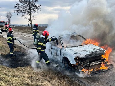 Mașină distrusă de flăcări pe …