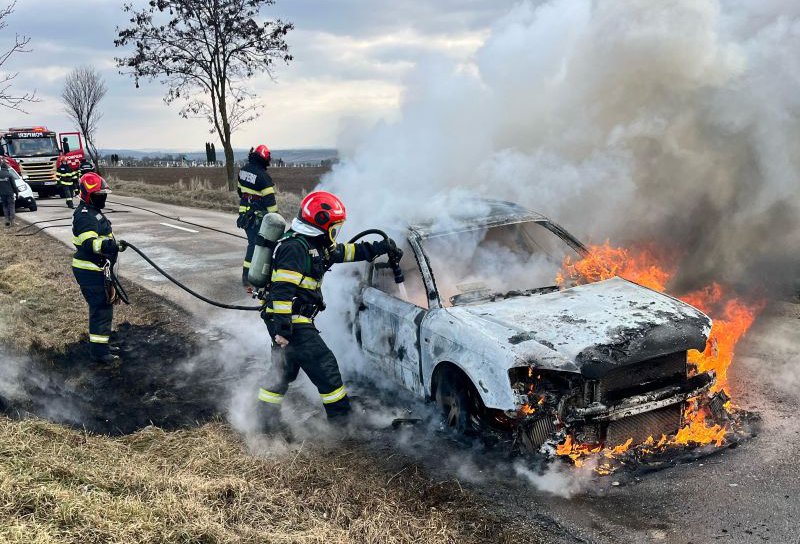 Mașină distrusă de flăcări pe un drum din localitatea Dragalina