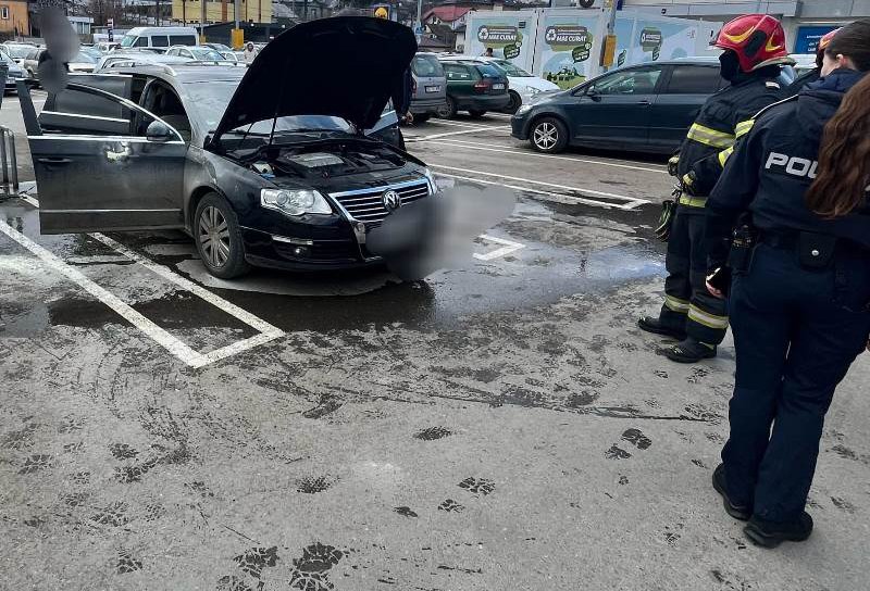 Un autoturism a luat foc în parcarea unui supermarket din Dorohoi